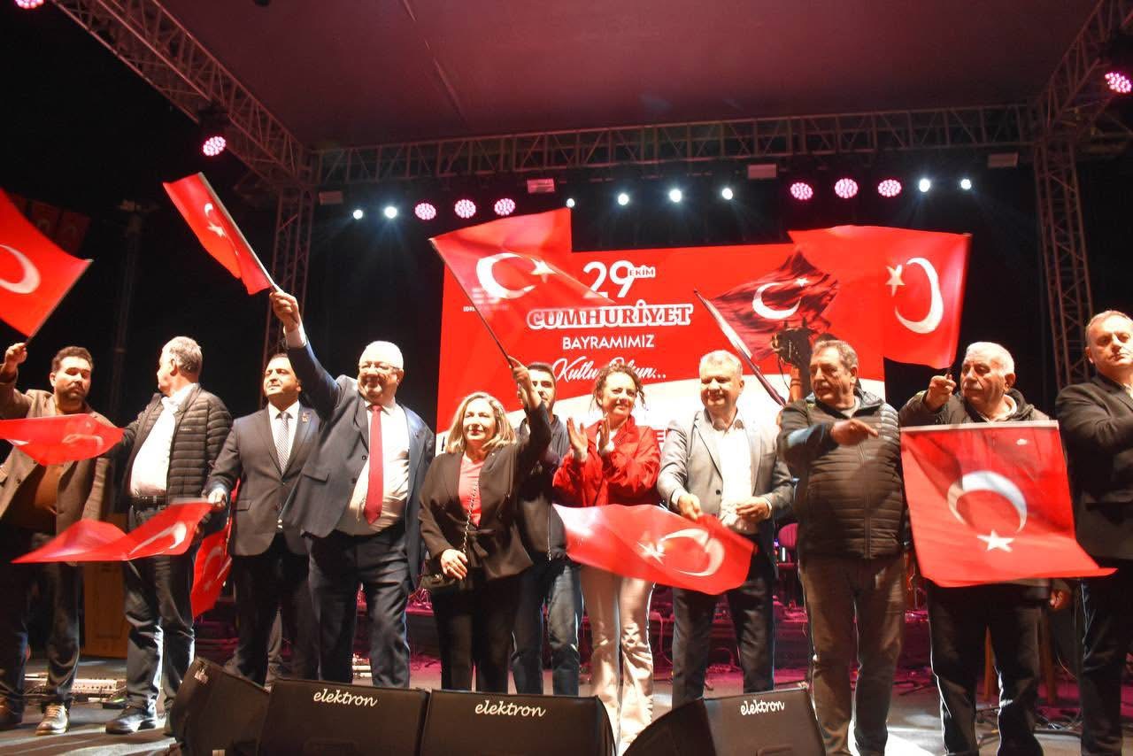 IMG_3173  Cumhuriyet’in 102. Yıldönümü Edremit’te coşkuyla kutlandı
