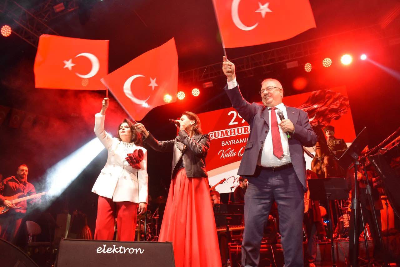 IMG_3176  Cumhuriyet’in 102. Yıldönümü Edremit’te coşkuyla kutlandı