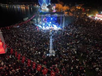 IMG_3179-345x258  Cumhuriyet’in 102. Yıldönümü Edremit’te coşkuyla kutlandı