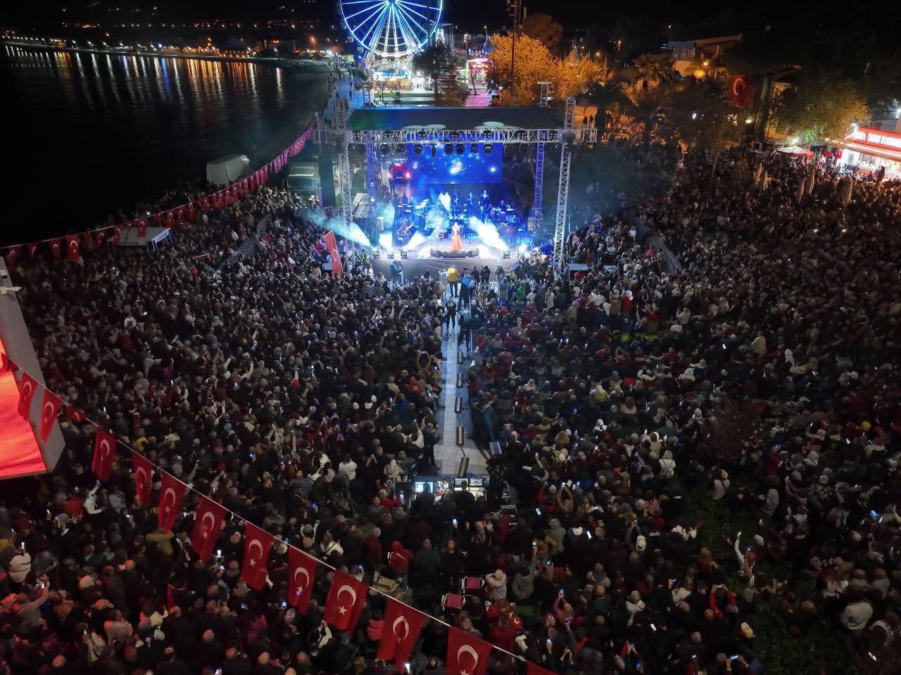 IMG_3179  Cumhuriyet’in 102. Yıldönümü Edremit’te coşkuyla kutlandı