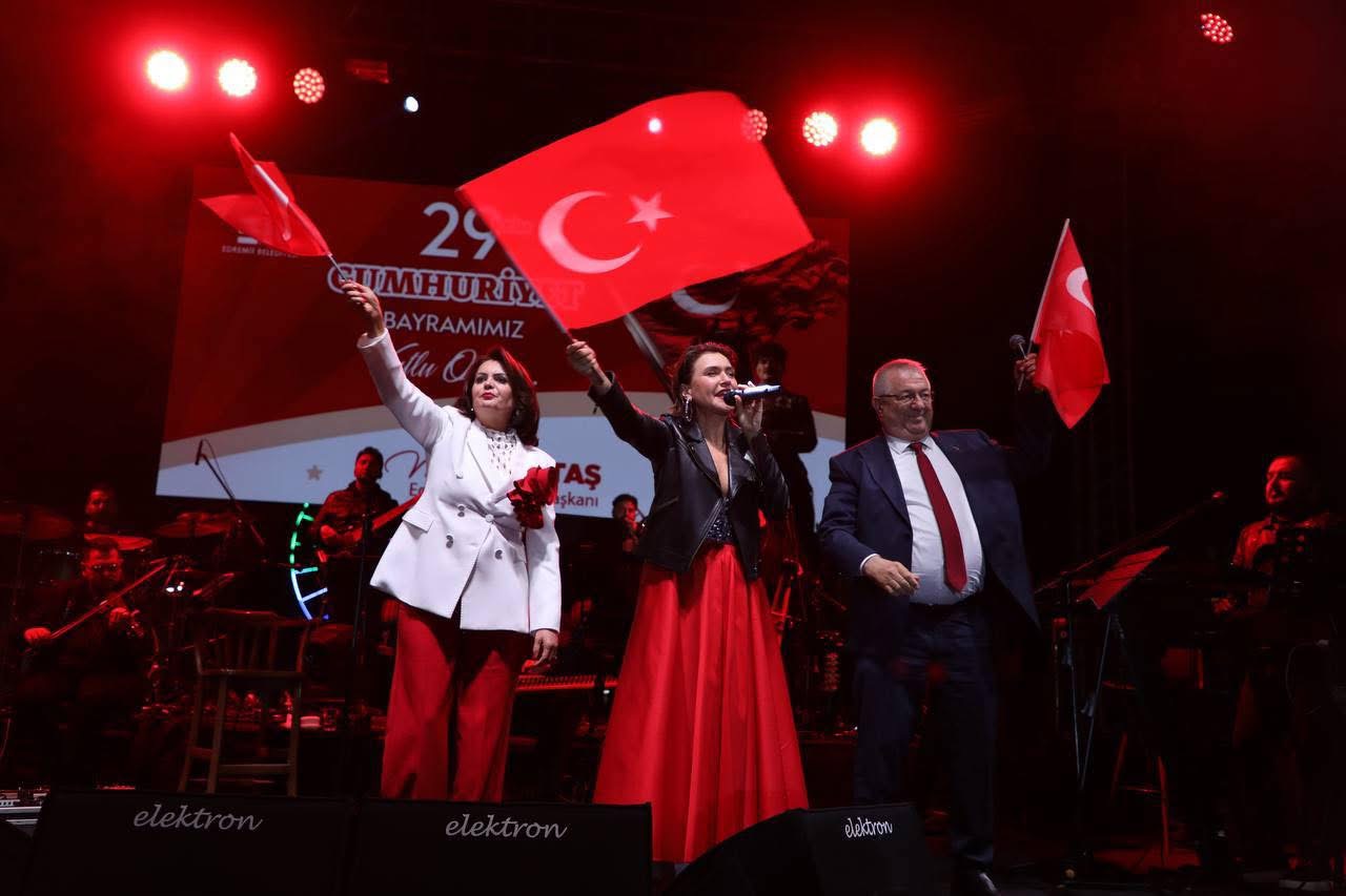 IMG_3183  Cumhuriyet’in 102. Yıldönümü Edremit’te coşkuyla kutlandı