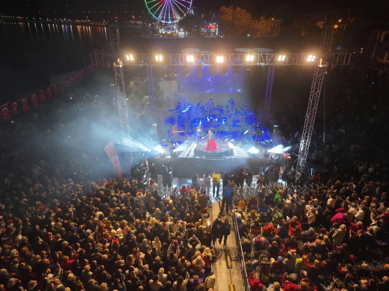 IMG_3185  Cumhuriyet’in 102. Yıldönümü Edremit’te coşkuyla kutlandı