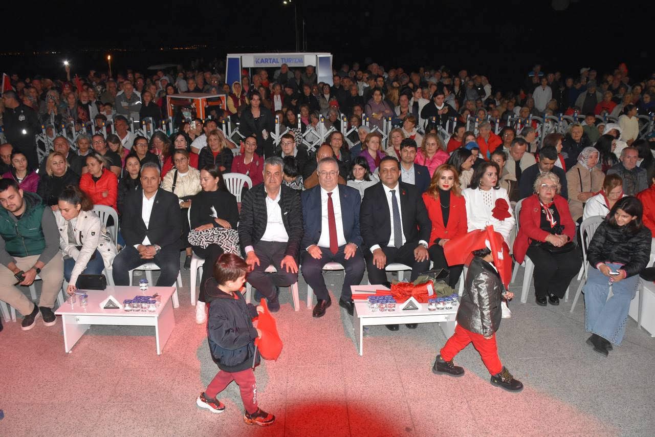 IMG_3188  Cumhuriyet’in 102. Yıldönümü Edremit’te coşkuyla kutlandı