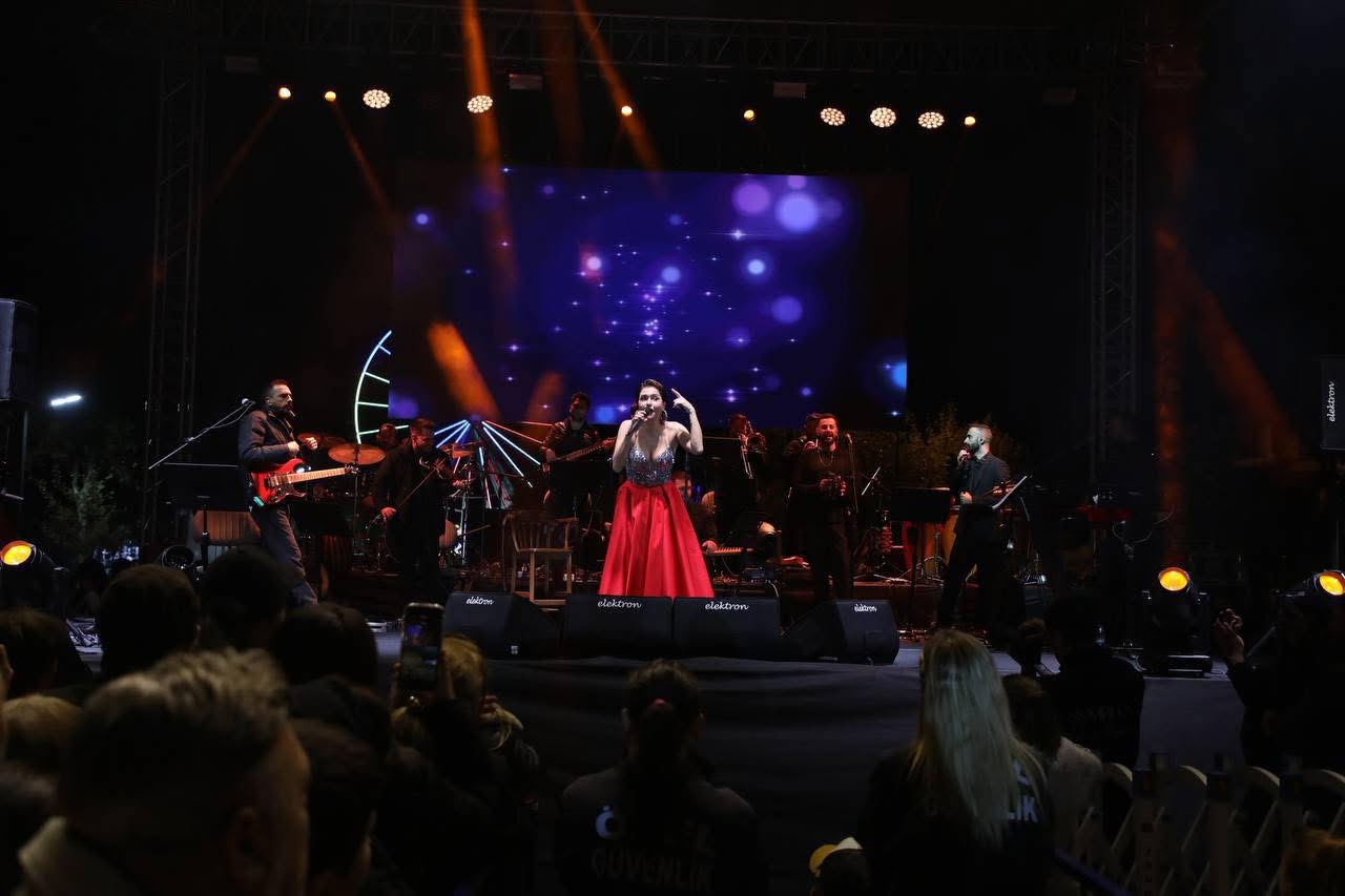 IMG_3191  Cumhuriyet’in 102. Yıldönümü Edremit’te coşkuyla kutlandı