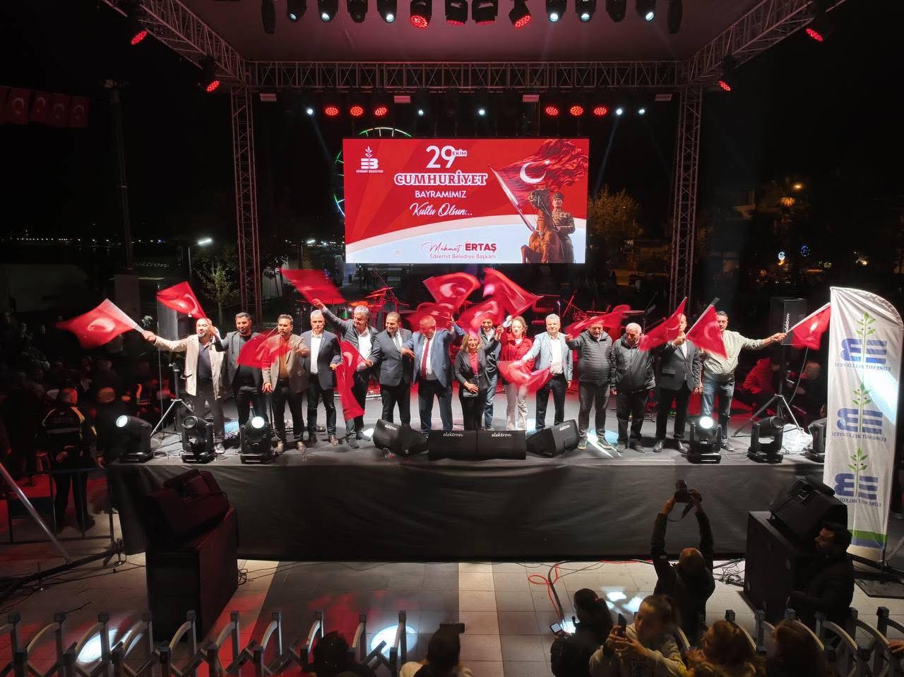 IMG_3195  Cumhuriyet’in 102. Yıldönümü Edremit’te coşkuyla kutlandı