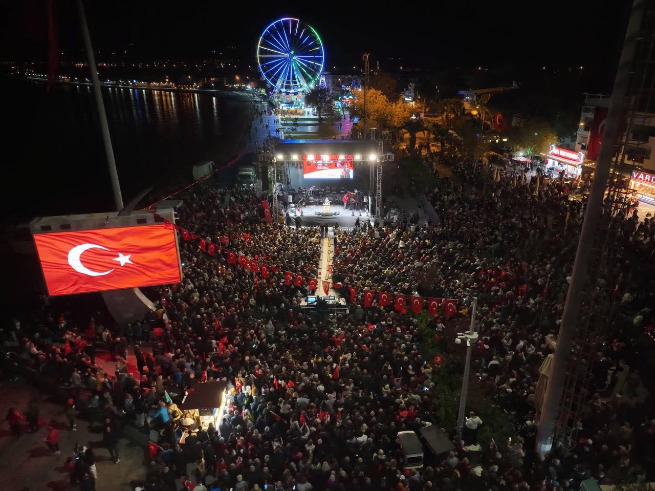 IMG_3196  Cumhuriyet’in 102. Yıldönümü Edremit’te coşkuyla kutlandı