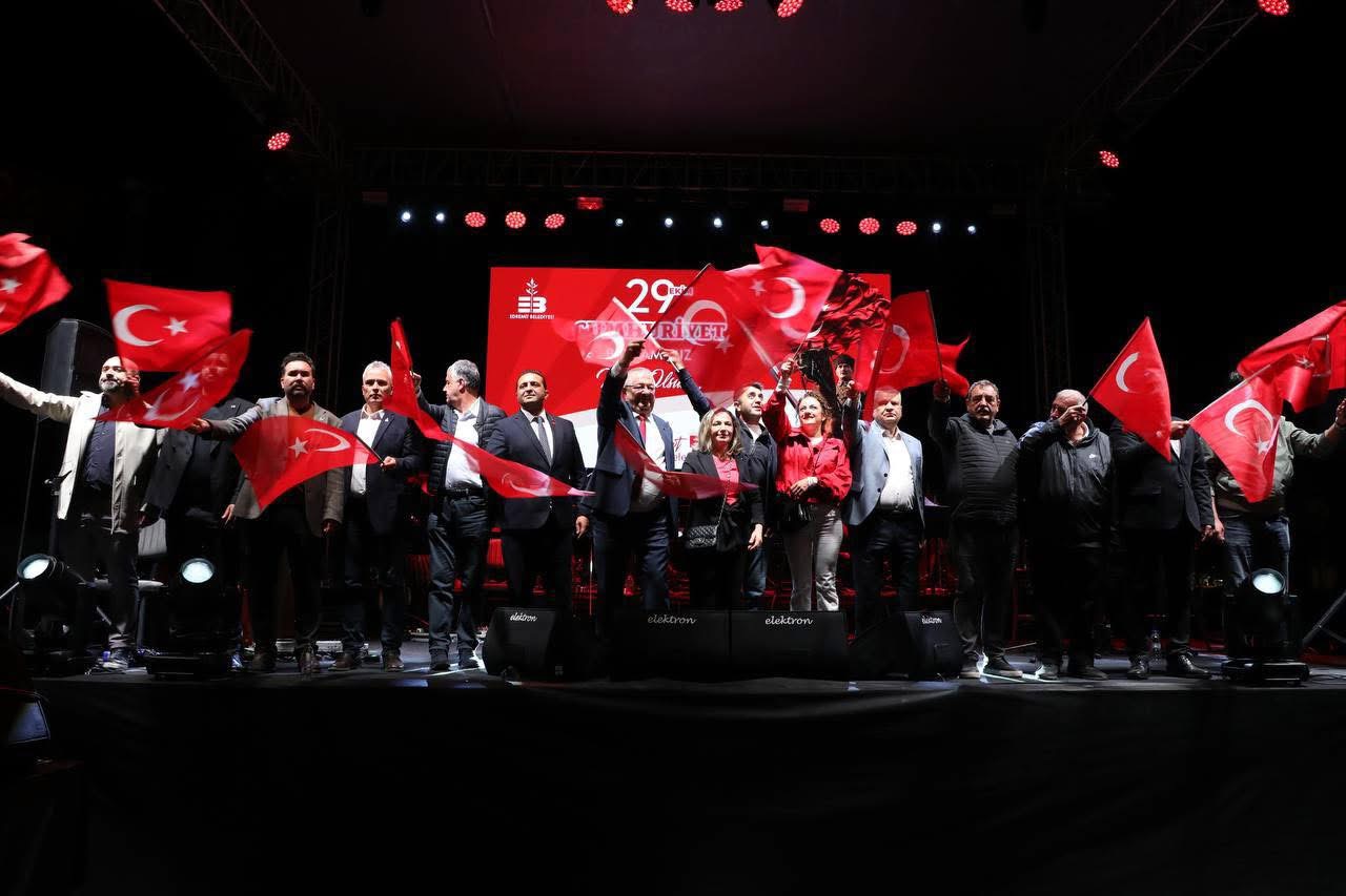 IMG_3197  Cumhuriyet’in 102. Yıldönümü Edremit’te coşkuyla kutlandı