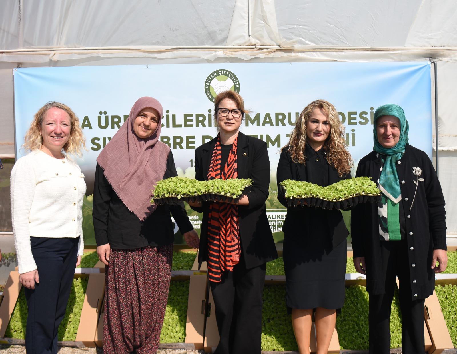 Başkan Akın destekliyor, kadın çiftçiler toprağın bereketini artırıyor