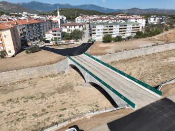 photo_2025-10-13_14-24-10-345x258 EDREMİT'TE YENİ KÖPRÜNÜN ÇEVRE DÜZENLEMESİ TAMAMLANIYOR