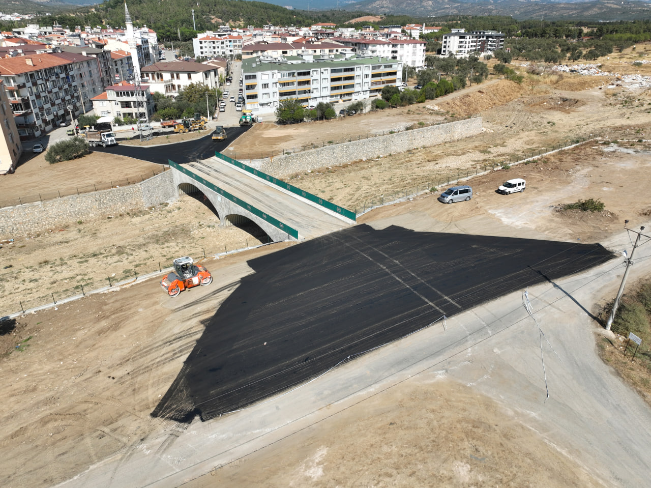 photo_2025-10-13_14-24-11 EDREMİT'TE YENİ KÖPRÜNÜN ÇEVRE DÜZENLEMESİ TAMAMLANIYOR