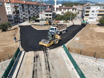 photo_2025-10-13_14-24-12-345x258 EDREMİT'TE YENİ KÖPRÜNÜN ÇEVRE DÜZENLEMESİ TAMAMLANIYOR