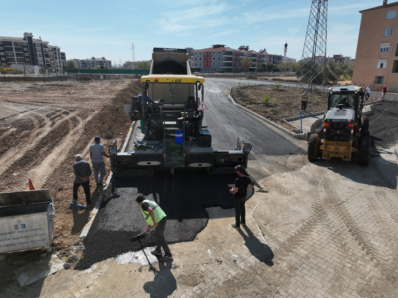 photo_2025-10-13_14-24-13-2 EDREMİT'TE YENİ KÖPRÜNÜN ÇEVRE DÜZENLEMESİ TAMAMLANIYOR