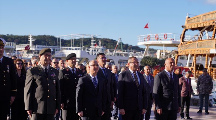AYVALIK’TA ÖĞRETMENLER GÜNÜ COŞKUYLA KUTLANDI