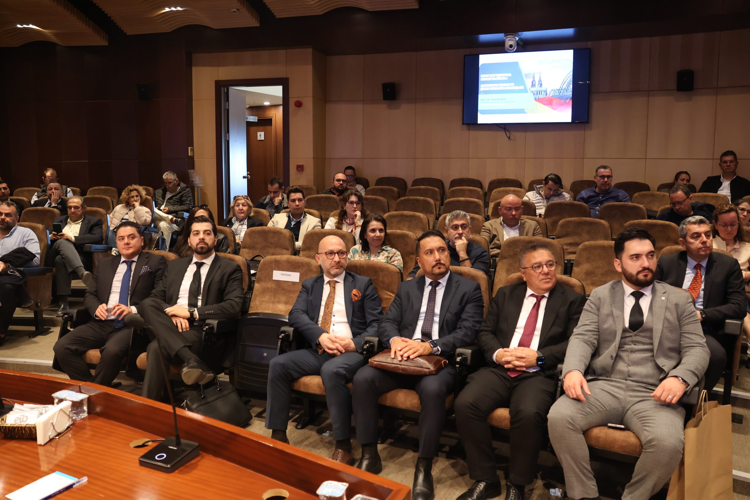 EİB VE TDU-NRW’DEN TÜRK FİRMALARINA ALMANYA’DA YATIRIM REHBERİ