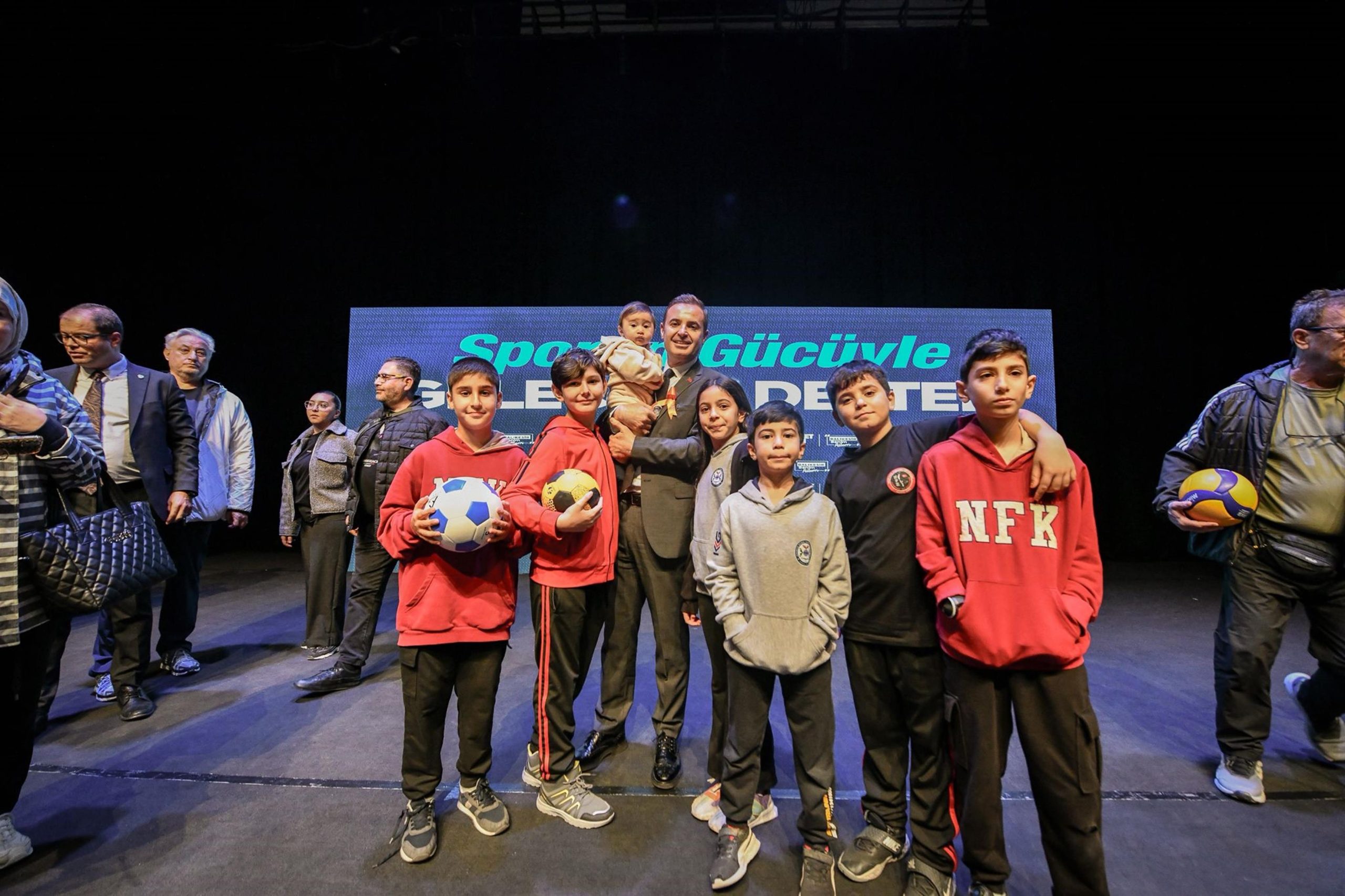 akin_balikesirimizi_hep_birlikte_sporun_merkezi_yapacagiz__8-scaled AKIN: “BALIKESİR’İMİZİ HEP BİRLİKTE SPORUN MERKEZİ YAPACAĞIZ”