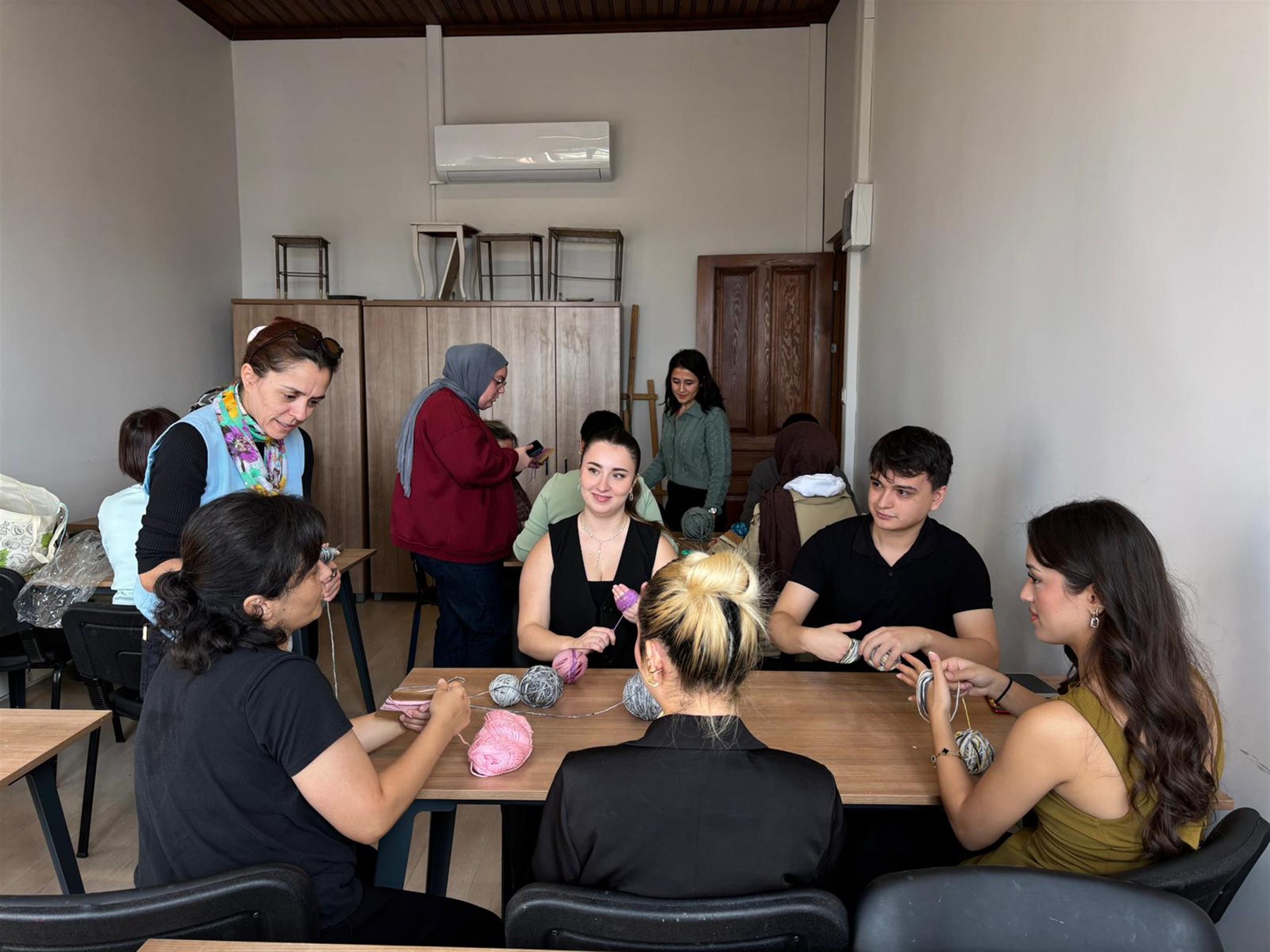 buyuksehir_ozel_gereksinimli_bireyleri_sanat_catisi_altinda_bulusturuyor_8-scaled BÜYÜKŞEHİR ÖZEL GEREKSİNİMLİ BİREYLERİ SANAT ÇATISI ALTINDA BULUŞTURUYOR