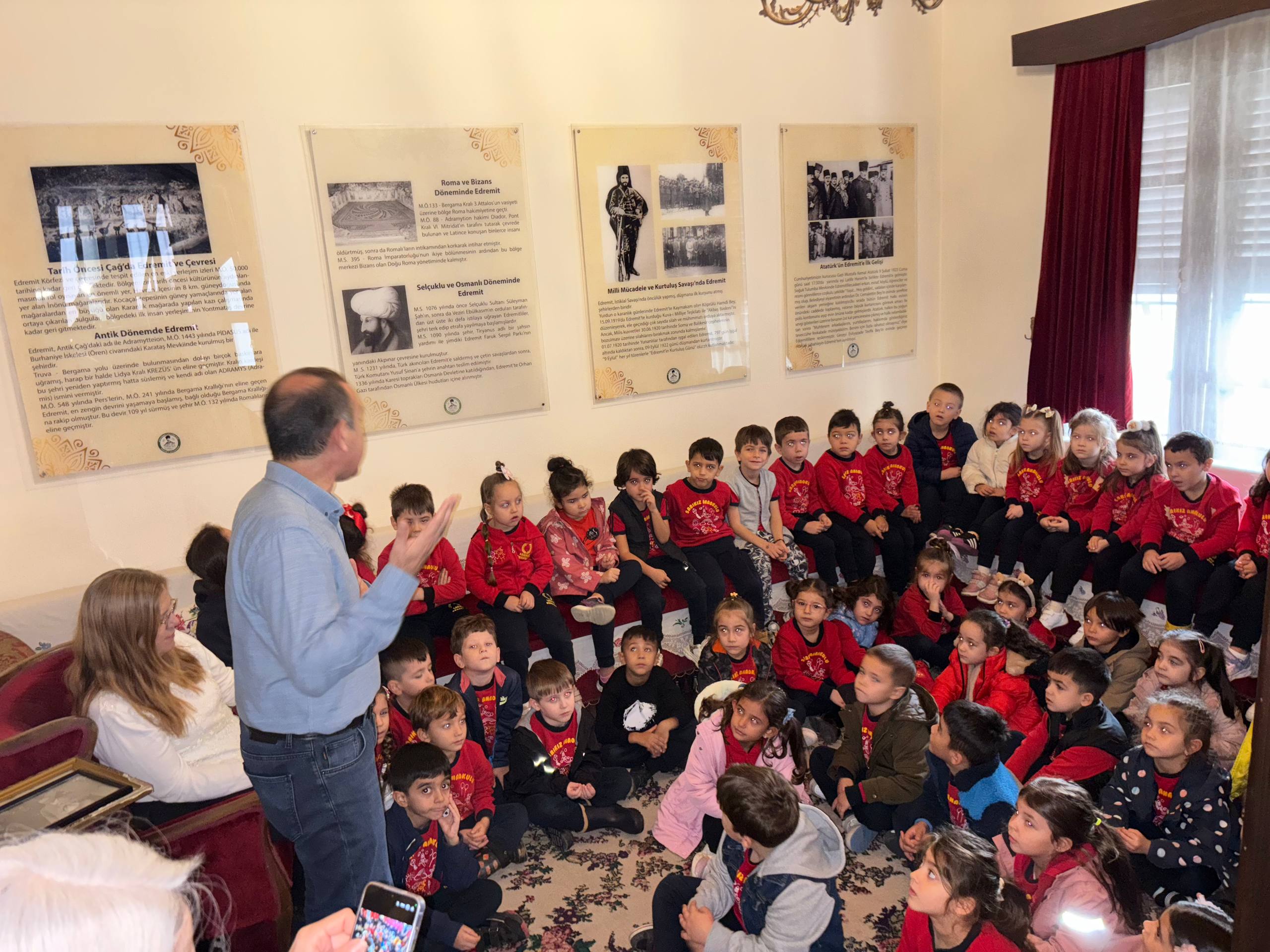 photo_2025-11-06_12-00-44 Edremit Belediyesi Atatürk Kültür Evi’ne ziyaretçi akını