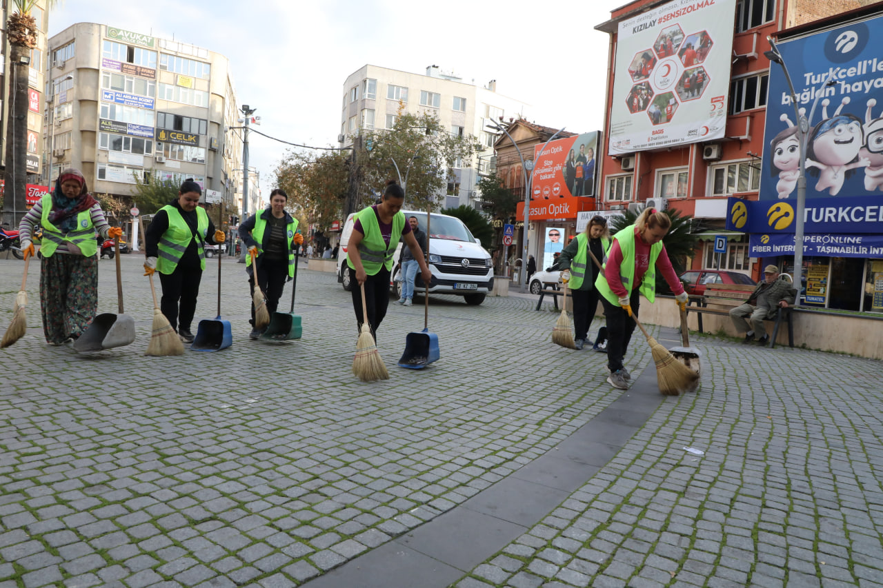 photo_2025-11-25_10-45-42 Edremit’te temizlikte 7/24 kesintisiz hizmet