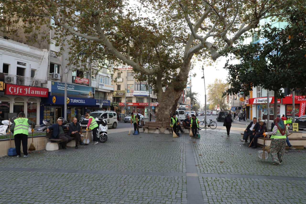 photo_2025-11-25_10-45-44 Edremit’te temizlikte 7/24 kesintisiz hizmet