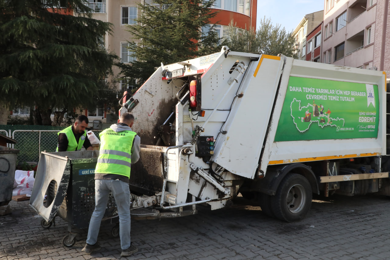 photo_2025-11-25_10-45-46 Edremit’te temizlikte 7/24 kesintisiz hizmet