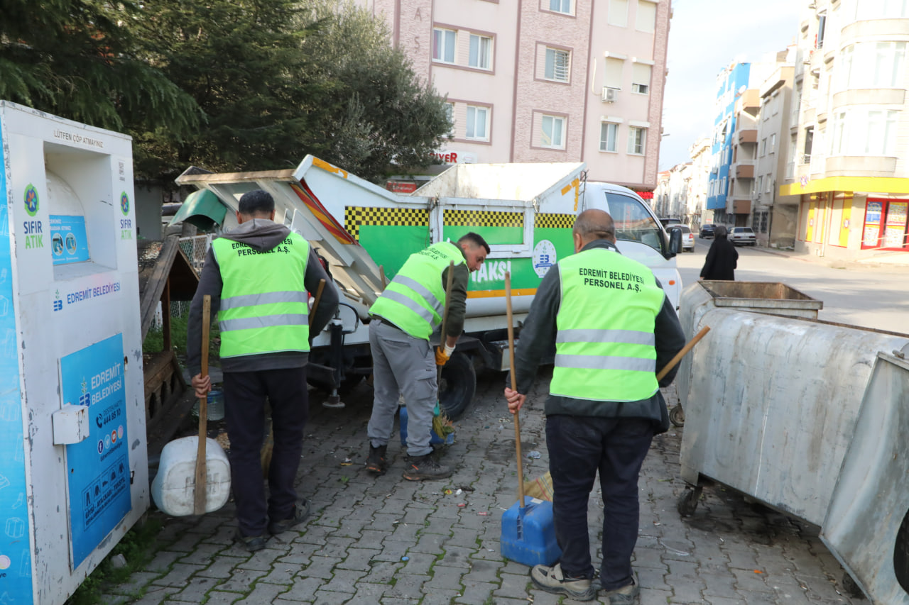 photo_2025-11-25_10-45-48 Edremit’te temizlikte 7/24 kesintisiz hizmet