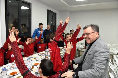 1-11-1-448x298 Altıeylül Spor Okulları Buluştu | Başkan Hakan Şehirli’ye Doğum Günü Sürprizi