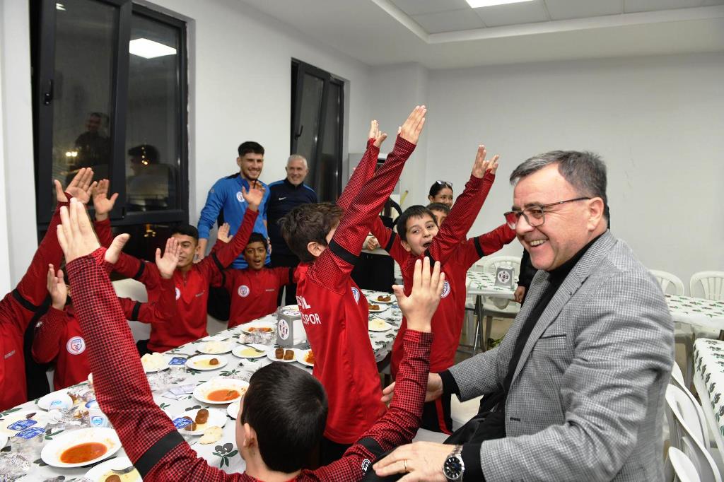 Altıeylül Spor Okulları Buluştu | Başkan Hakan Şehirli’ye Doğum Günü Sürprizi