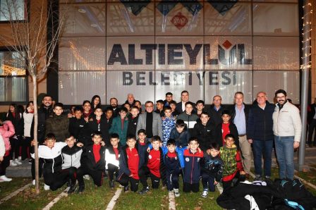 1-3-2-448x298 Altıeylül Spor Okulları Buluştu | Başkan Hakan Şehirli’ye Doğum Günü Sürprizi