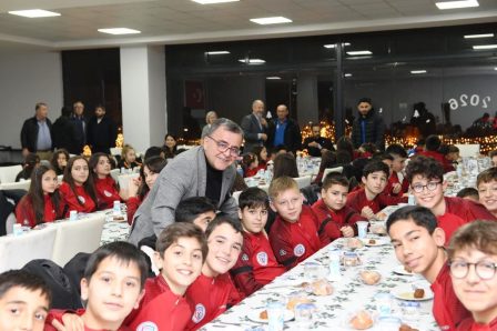 1-4-2-448x298 Altıeylül Spor Okulları Buluştu | Başkan Hakan Şehirli’ye Doğum Günü Sürprizi