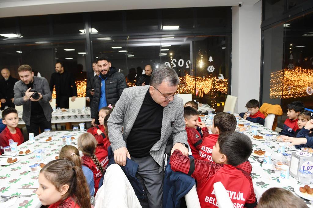 1-5-2 Altıeylül Spor Okulları Buluştu | Başkan Hakan Şehirli’ye Doğum Günü Sürprizi