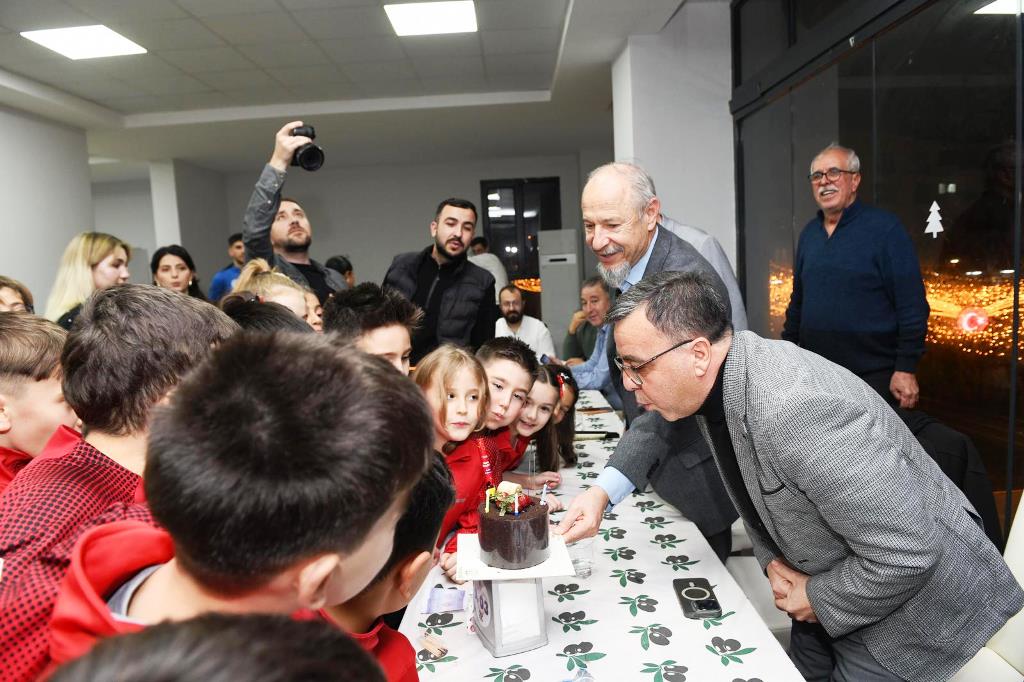 1-8-1 Altıeylül Spor Okulları Buluştu | Başkan Hakan Şehirli’ye Doğum Günü Sürprizi