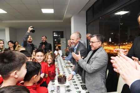 1-9-1-448x298 Altıeylül Spor Okulları Buluştu | Başkan Hakan Şehirli’ye Doğum Günü Sürprizi