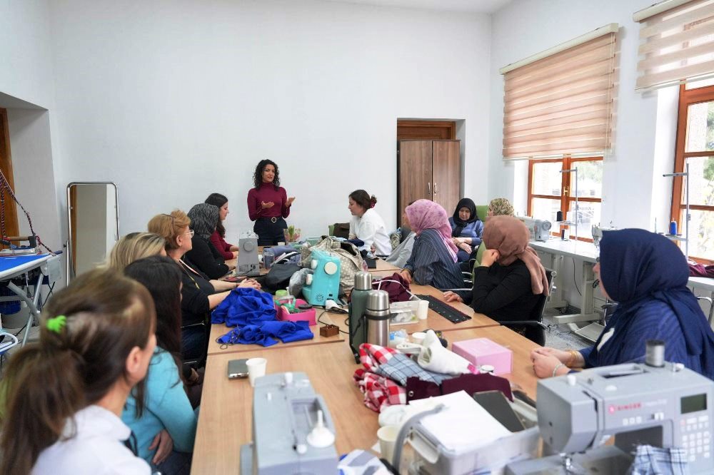 1-9 BURHANİYE BELEDİYESİ’NDEN KADINLARA ÖZEL PROGRAM DÜZENLENDİ