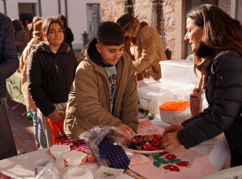 Her Şey Ayvalık Fidanları İçin: Eğitime Destek Kermesine Yoğun İlgi