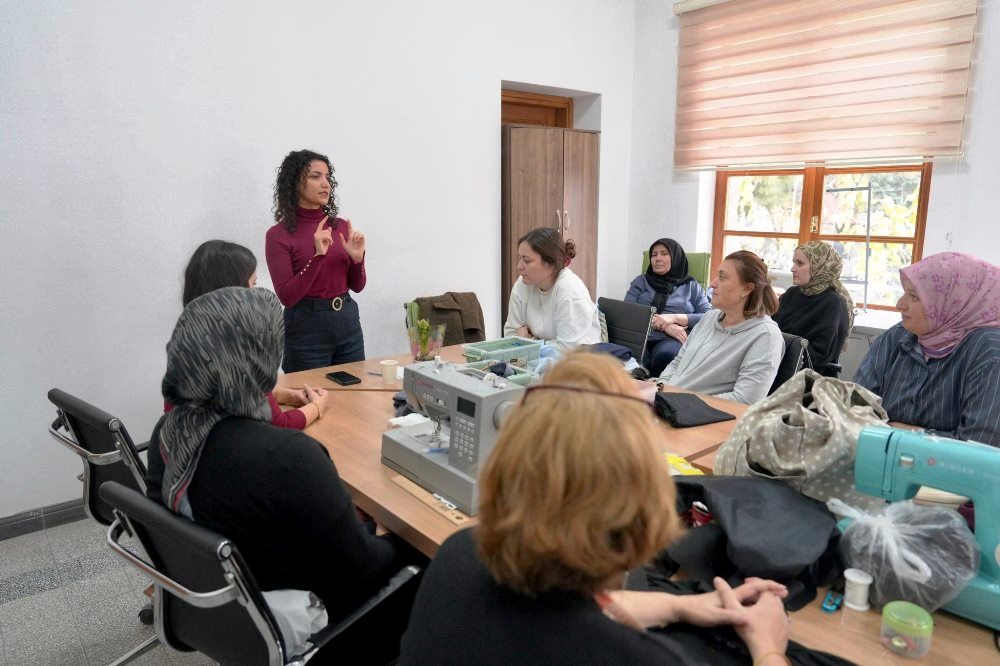 3-2 BURHANİYE BELEDİYESİ’NDEN KADINLARA ÖZEL PROGRAM DÜZENLENDİ