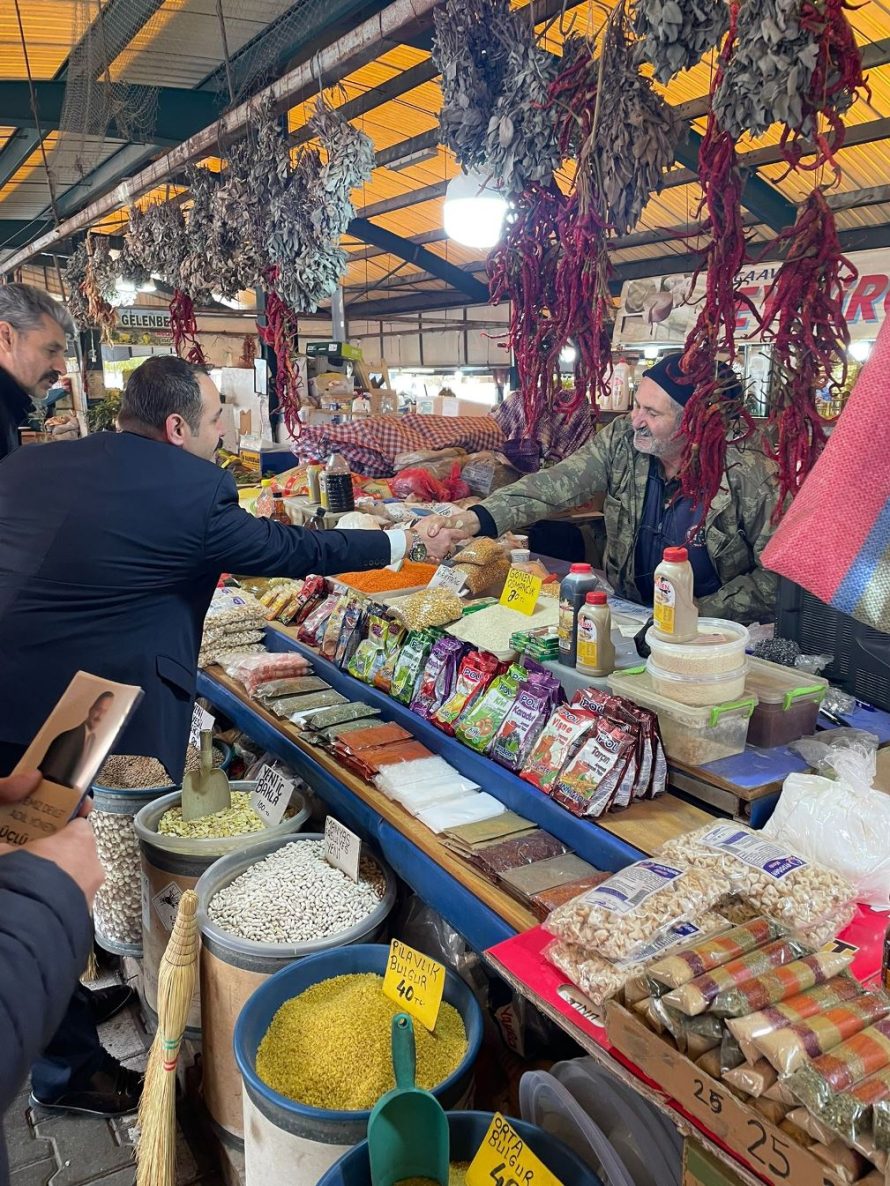 WhatsApp-Image-2025-12-21-at-17.14.16-2-890x1186 Anahtar Parti Karesi’de halkla iç içe, esnafın yanında