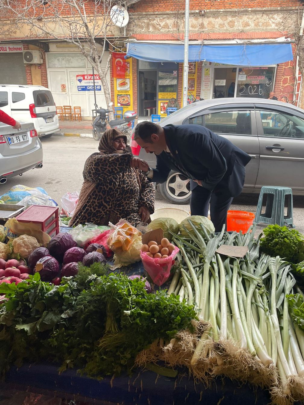 WhatsApp-Image-2025-12-21-at-17.14.17-1 Anahtar Parti Karesi’de halkla iç içe, esnafın yanında