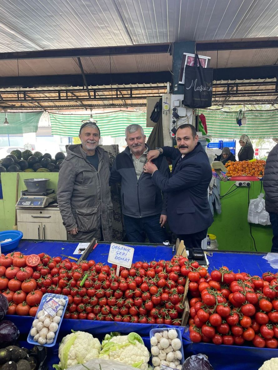 WhatsApp-Image-2025-12-21-at-17.17.35-890x1186 Anahtar Parti Karesi’de halkla iç içe, esnafın yanında