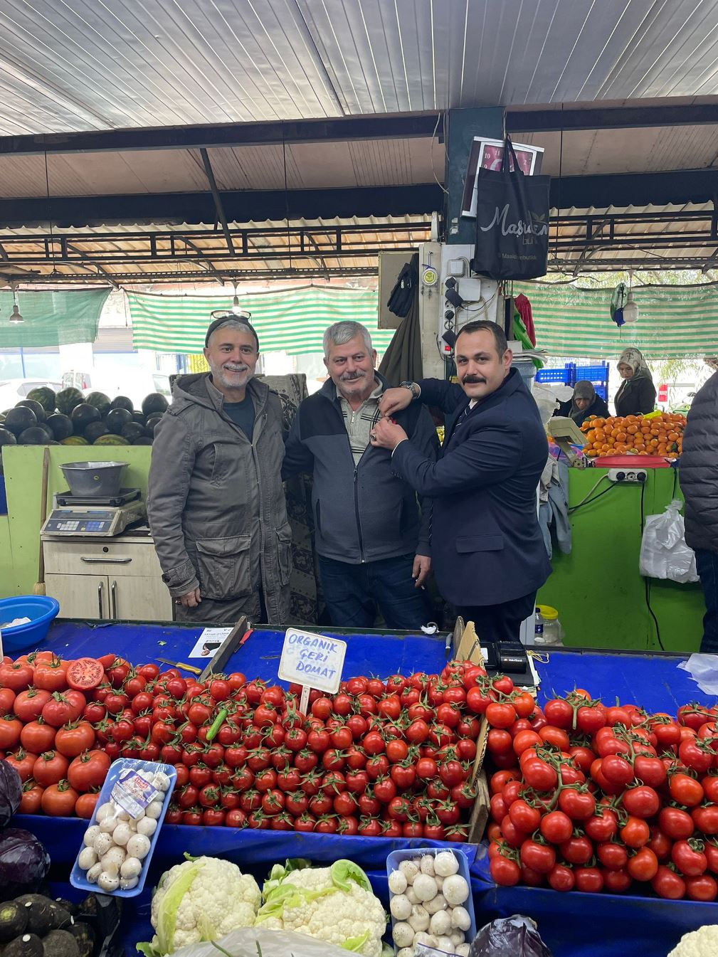 WhatsApp-Image-2025-12-21-at-17.17.35 Anahtar Parti Karesi’de halkla iç içe, esnafın yanında