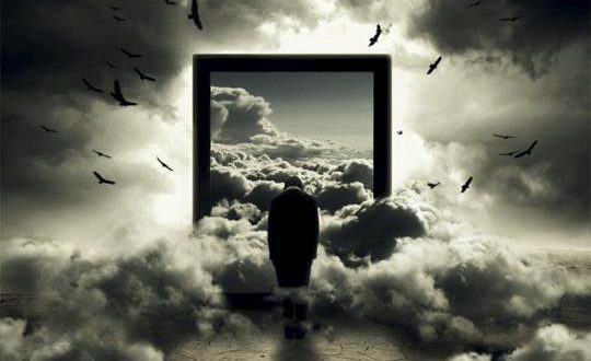 Ayna karşısında yalnız insan