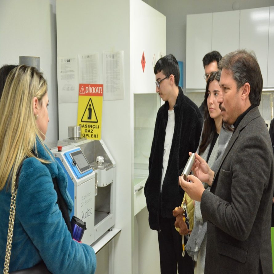 bacem_altinoluk_meslek_yuksekokulu_ogrencilerine_kapilarini_acti_1_custom-890x890 BAÇEM, Altınoluk Meslek Yüksekokulu öğrencilerine kapılarını açtı