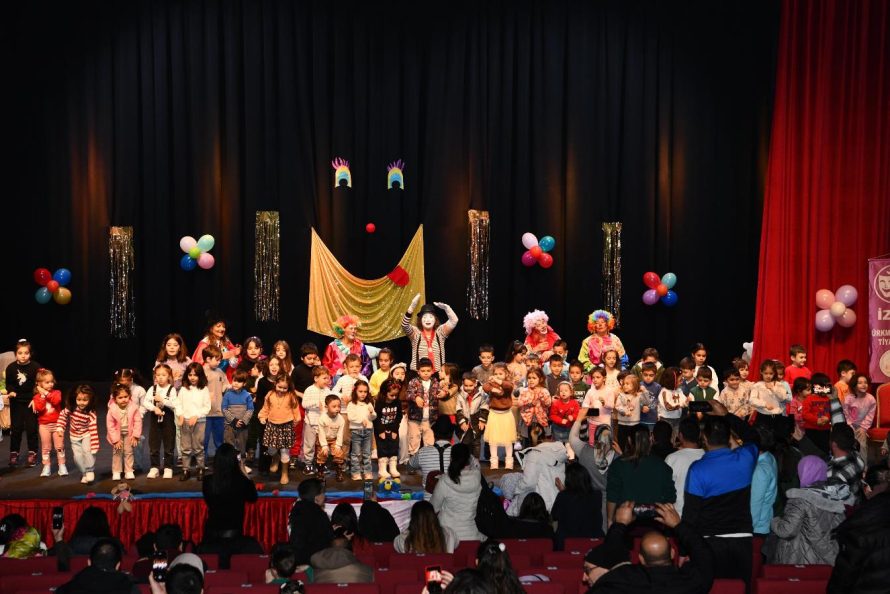 bir_gunde_iki_tiyatro_oyunu_sanatseverlerle_bulustu_1-890x594 Bir Günde İki Tiyatro Oyunu Sanatseverlerle Buluştu