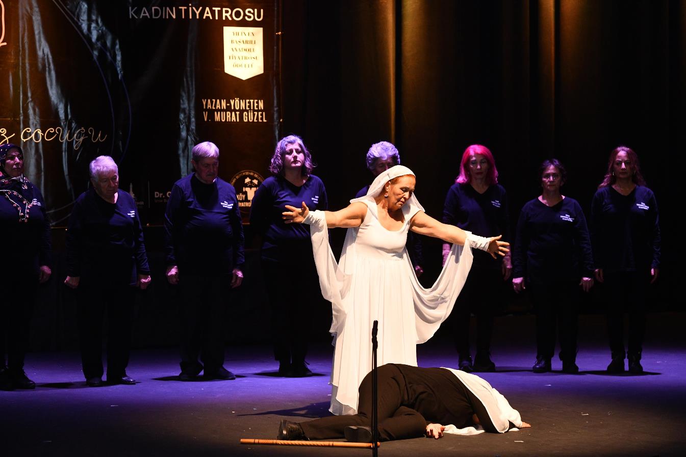 bir_gunde_iki_tiyatro_oyunu_sanatseverlerle_bulustu_2 Bir Günde İki Tiyatro Oyunu Sanatseverlerle Buluştu