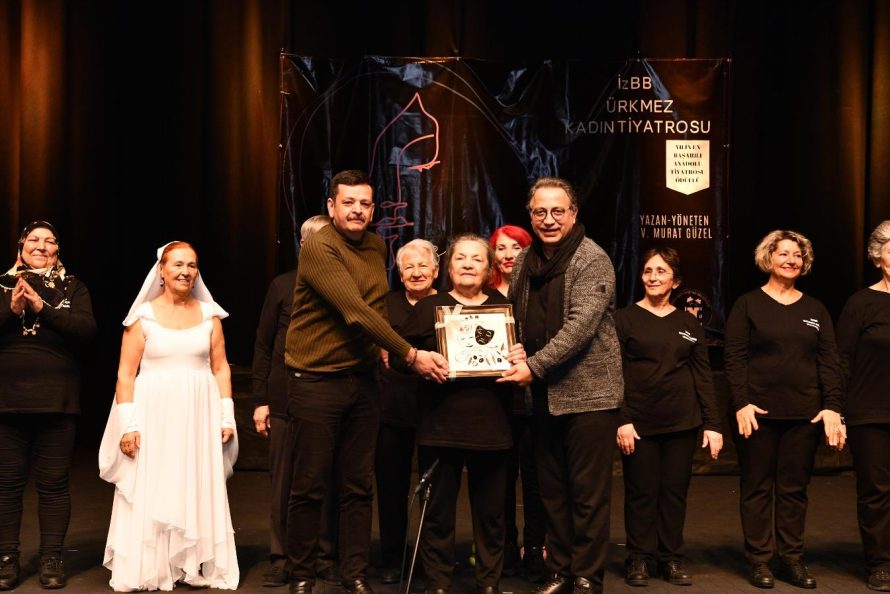 bir_gunde_iki_tiyatro_oyunu_sanatseverlerle_bulustu_4-890x594 Bir Günde İki Tiyatro Oyunu Sanatseverlerle Buluştu