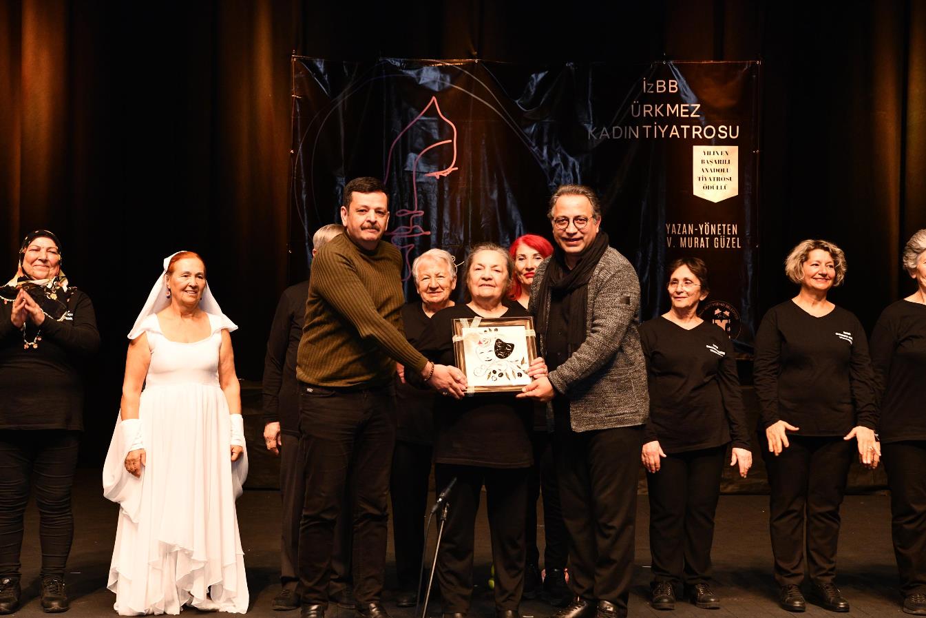 bir_gunde_iki_tiyatro_oyunu_sanatseverlerle_bulustu_4 Bir Günde İki Tiyatro Oyunu Sanatseverlerle Buluştu