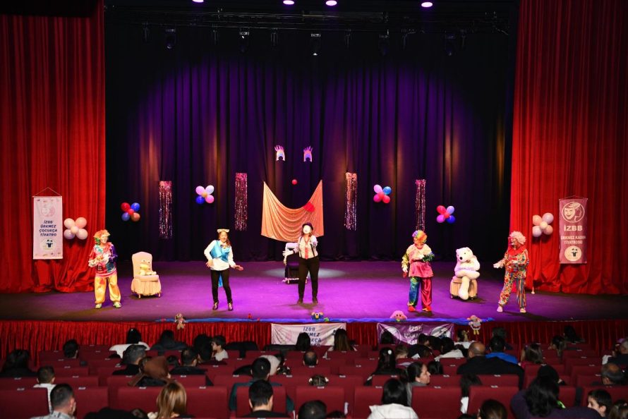 bir_gunde_iki_tiyatro_oyunu_sanatseverlerle_bulustu_5-890x594 Bir Günde İki Tiyatro Oyunu Sanatseverlerle Buluştu