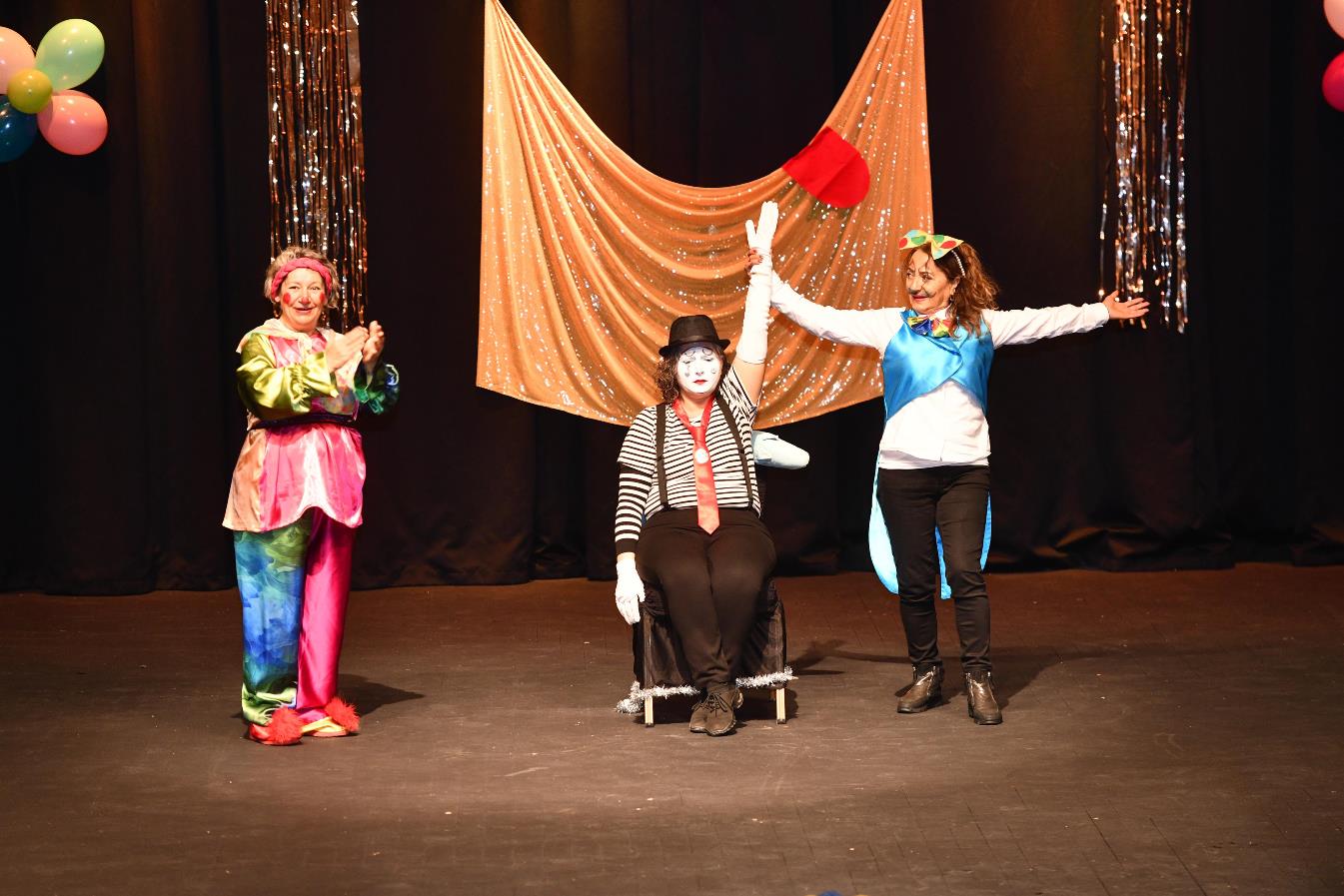 bir_gunde_iki_tiyatro_oyunu_sanatseverlerle_bulustu_6 Bir Günde İki Tiyatro Oyunu Sanatseverlerle Buluştu