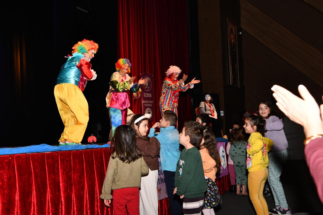 bir_gunde_iki_tiyatro_oyunu_sanatseverlerle_bulustu_7 Bir Günde İki Tiyatro Oyunu Sanatseverlerle Buluştu