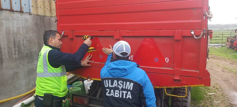 buyuksehirden_gonende_reflektor_destegi_1 Büyükşehirden Gönen’de reflektör desteği