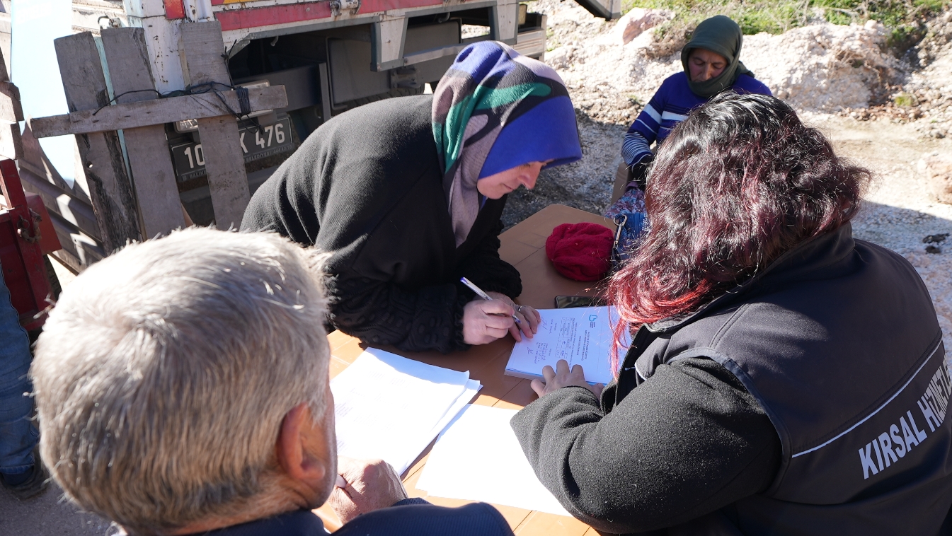 sindirgili_depremzede_ciftcilere_hayvan_yemi_destegi_1 Sındırgılı depremzede çiftçilere hayvan yemi desteği